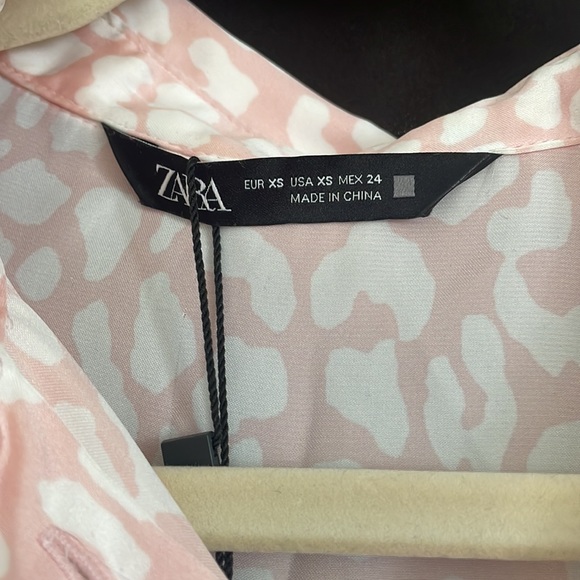 NWT Pink and White Leopard Print Button Down - Picture 2 of 3